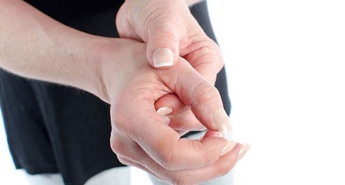 Bị viêm khớp ngón tay có chữa khỏi được không? Chuyên gia Mai Thị Minh Tâm giải đáp