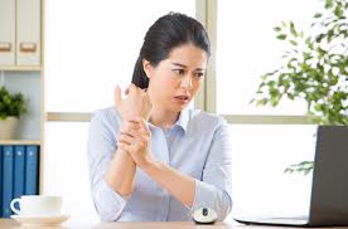 Tại sao viêm khớp dạng thấp thường gặp ở nữ giới? PGS. TS Dương Trọng Hiếu giải đáp
