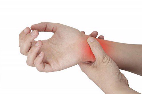 Viêm khớp cổ tay có triệu chứng như thế nào và nếu không điều trị có gây ra biến chứng gì không?