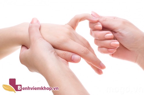 Hay bị đau nhức, cứng khớp vào buổi sáng, sưng khớp ngón tay, có phải do viêm khớp dạng thấp không?