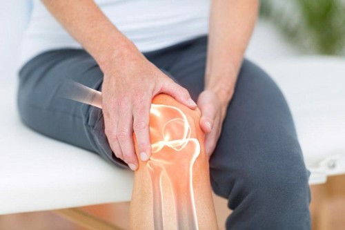 Bị cứng khớp gối, khó cử động khi ngủ dậy là do nguyên nhân gì gây ra?
