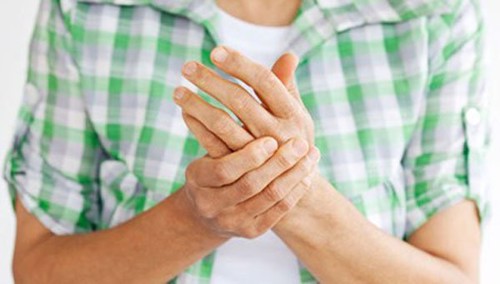 Hay bị cứng khớp ngón tay vào buổi sáng có phải là dấu hiệu của bệnh gì không?