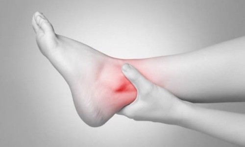 Bị đau nhức ở cổ chân và đầu gối có phải là dấu hiệu của bệnh viêm khớp dạng thấp không?