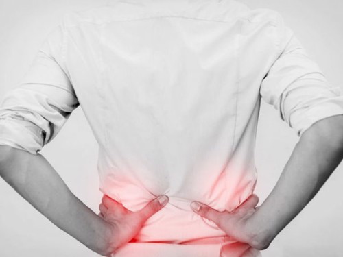 Đau buốt hông lan xuống bàn chân do bệnh thần kinh tọa phải làm sao?