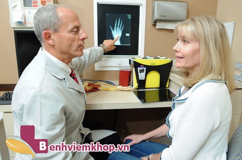Người bị VIÊM KHỚP DẠNG THẤP nên làm gì để phòng ngừa virus Corona?