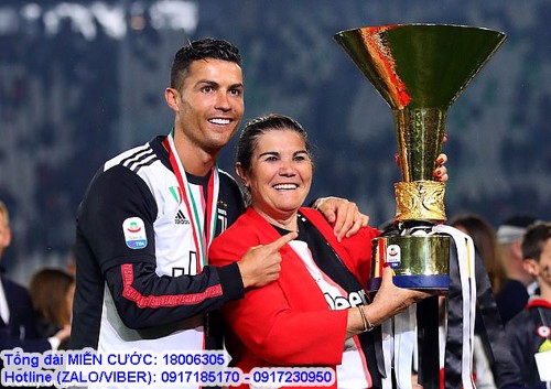 Hay tin mẹ bị đột quỵ nhồi máu não, Ronaldo tức tốc trở về quê