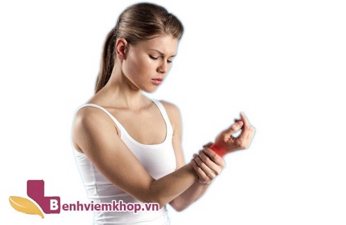 Đau khớp cổ tay trái - Làm sao để khắc phục hiệu quả tại nhà?