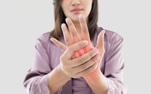Tại sao phụ nữ lại hay mắc các bệnh xương khớp hơn nam giới?