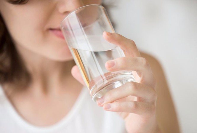 Uống nhiều nước giúp cấp ẩm cho “cô bé”, cải thiện tình trạng khô hạn