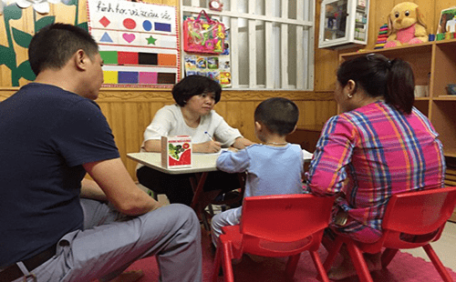 Ths. Nguyễn Thị Hồng Thúy – thăm khám cho trẻ
