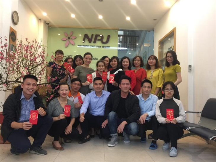BGĐ Nam Phương NPJ chụp ảnh lưu niệm đầu năm mới cùng CBNV tại văn phòng Hà Nội