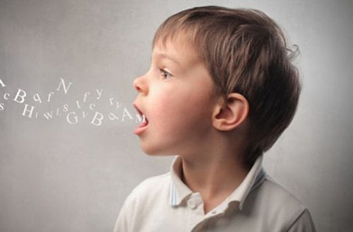 Trẻ-3-tuổi-tụ-kỷ-có-biểu-hiện-rối-loạn-ngôn-ngữ