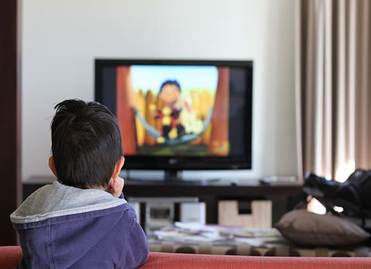 Trẻ chậm nói do xem tivi