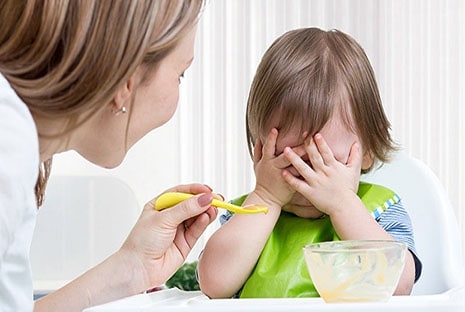không nên ép trẻ tự kỷ ăn