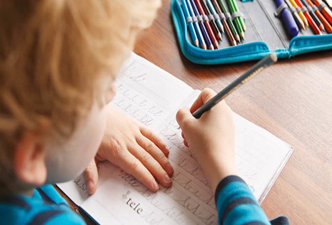 Dạy trẻ tự kỷ tập viết thế nào?