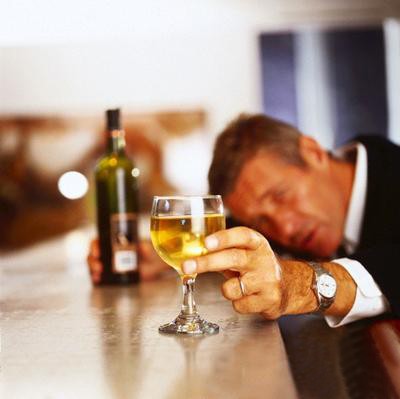 Uống quá nhiều rượu làm tăng nguy cơ gây run vô căn