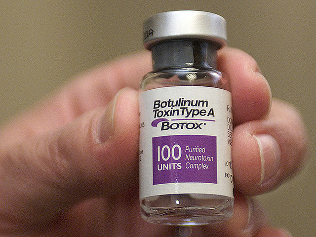 4 điều bạn nên biết khi tiêm Botox điều trị bệnh run tay vô căn