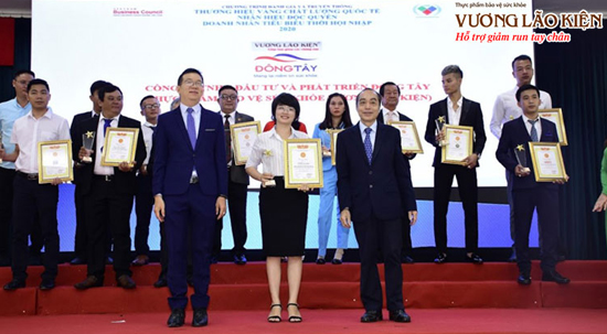 Vương Lão Kiện trân trọng nhận giải thưởng “Thương hiệu vàng – Chất lượng Quốc tế – Nhãn hiệu độc quyền 2020″ do Hội đồng Doanh nghiệp Việt Nam trao tặng