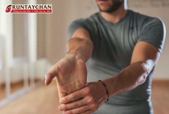 Xoay cổ tay giúp mạch máu lưu thông dễ dàng, từ đó giảm tê bì, run tay