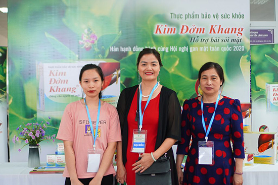 Đại biểu tham dự Hội nghị gan mật toàn quốc năm 2020 chụp hình lưu niệm tại gian trưng bày sản phẩm Kim Đởm Khang