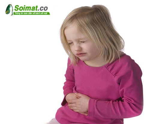 Cơn đau ở vùng bụng trên bên phải là dấu hiện điển hình của bệnh sỏi mật trẻ em