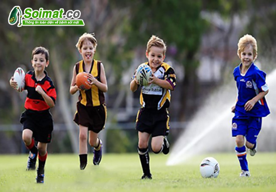 Khuyến khích trẻ vui chơi các môn thể thao lành mạnh sẽ giúp hạn chế nguy cơ hình thành và tái phát sỏi mật