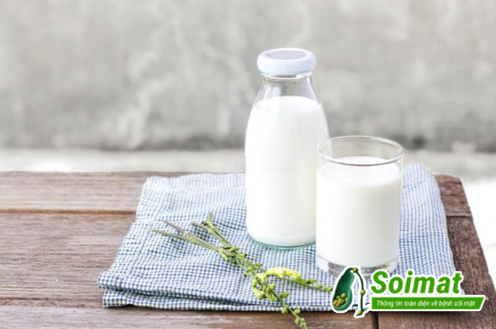 Người bị polyp túi mật nên hạn chế uống các loại sữa béo nguyên kem