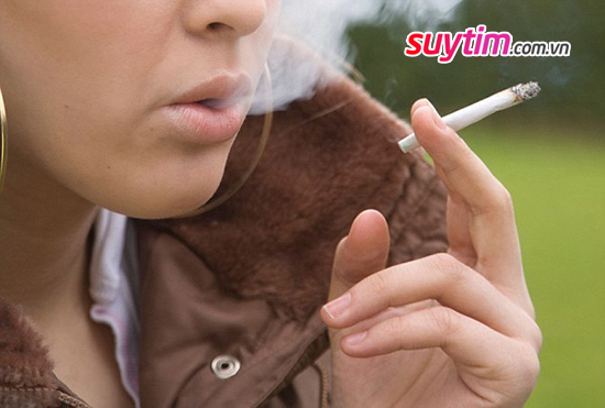 Nam giới hút thuốc lá nhiều hơn nữ giới, nên có nguy cơ mắc bệnh mạch vành cao hơn