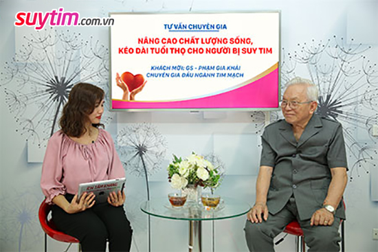 Gs.Ts Phạm Gia Khải - Nguyên Chủ tịch Hội Tim mạch Việt Nam cùng Mc trong buổi phỏng vấn