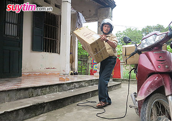 Giờ đây ông Thịnh đã có thể làm được nhiều việc, từ chăm sóc gia đình, nuôi lợn gà, làm chè và đi giao hàng ở Hà Nội 80 km mỗi ngày