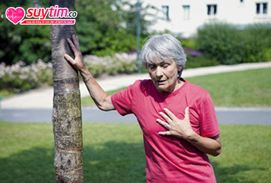 Tức ngực, khó thở là một trong những triệu chứng của hẹp van động mạch phổi