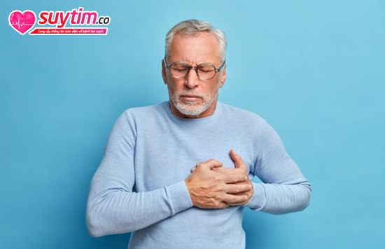 Đau ngực là một trong những dấu hiệu của vôi hóa van tim