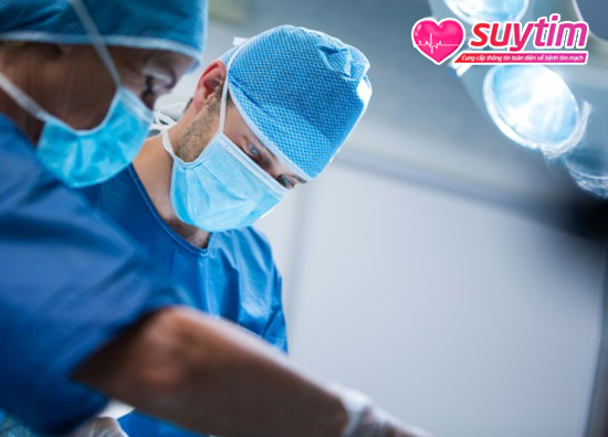 Hở van tim nặng sẽ được chỉ định phẫu thuật sửa van tim hoặc thay van tim