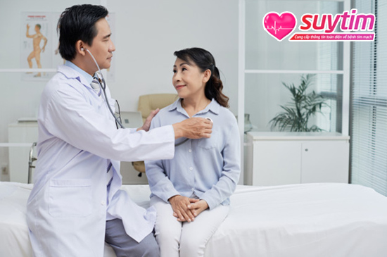 Người bệnh hẹp van động mạch chủ cần thăm khám bác sĩ thường xuyên