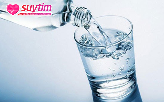 Người bệnh suy tim cần uống ít nước